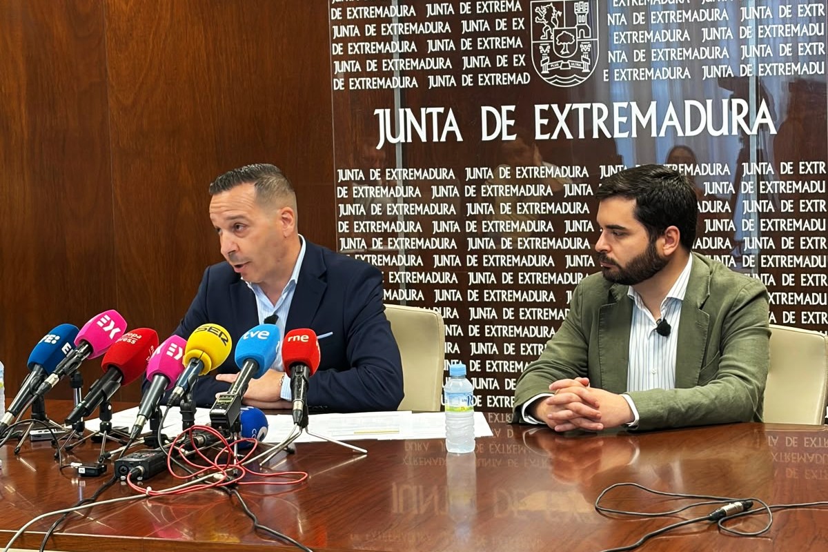 El vicepresidente de Extremadura, Óscar Fernández Calle (VOX), anuncia pruebas de edad a los menas para combatir el fraude: «Es sentido común»