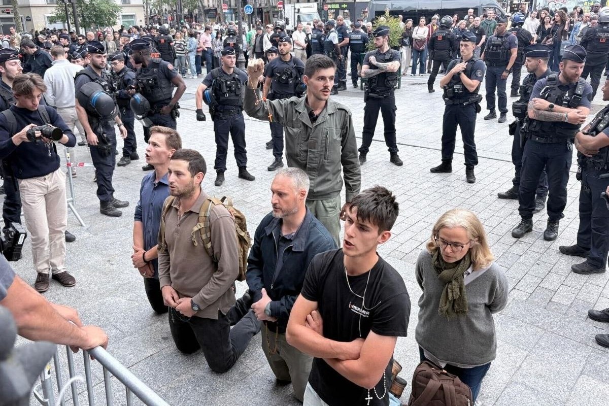 La policía de Macron apalea a un grupo de católicos que intentaba impedir la profanación de la Iglesia de Saint Laurent (París)