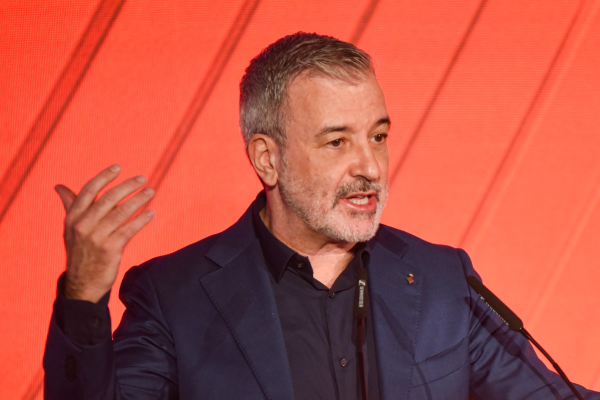 El Ayuntamiento de Barcelona (PSC) lanza una campaña que criminaliza el uso del español entre los trabajadores públicos y los ciudadanos