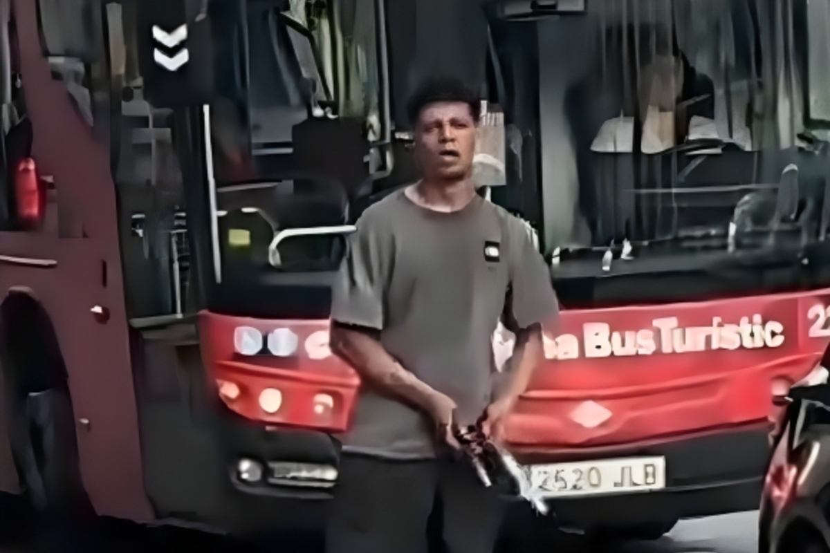 Un inmigrante magrebí agrede a un hombre y se pasea con dos cuchillos de grandes dimensiones por el centro de Barcelona