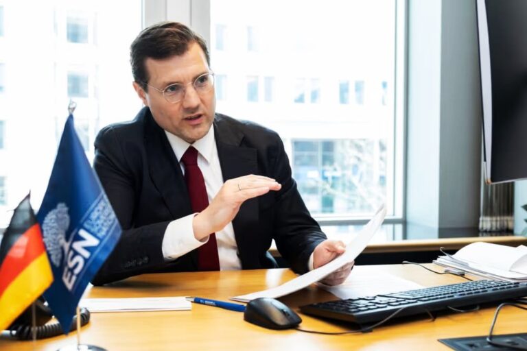 Eurodiputados soberanistas alemanes denuncian en Madrid la «regularización» masiva de Pedro Sánchez y el uso indebido de fondos de la UE: «Estamos escandalizados»