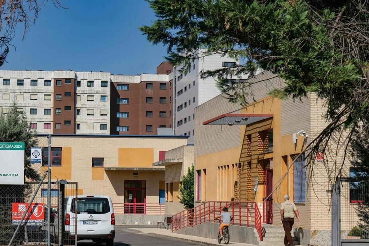 El negocio de la inmigración: el 79 % de los menas evaluados con pruebas de edad en Extremadura son en realidad adultos