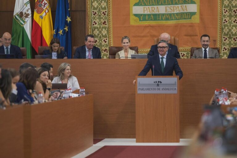 Manuel Gavira (VOX) defiende la «prioridad nacional» en las ayudas y la vivienda, y recuerda que los andaluces pidieron un acuerdo que logre un «cambio de rumbo»
