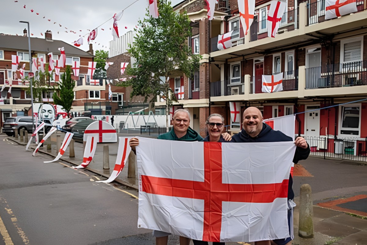 Reino Unido pide a sus agentes de inmigración que eviten la bandera de Inglaterra en sus uniformes para no «intimidar» a los detenidos