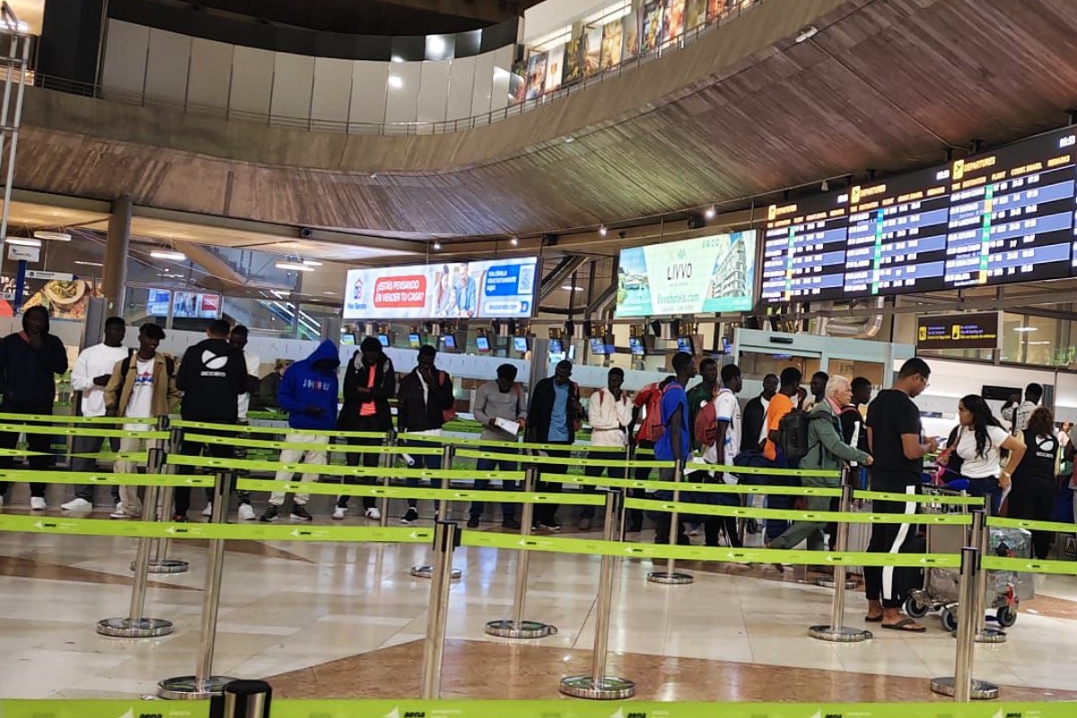 El Gobierno sigue alentando el «efecto llamada» y traslada a más de 180 inmigrantes ilegales desde Canarias a Madrid