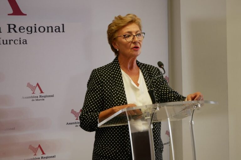 Una diputada del PP en la Asamblea de Murcia presume de que su partido no derogó ni una ley de Zapatero y elogia los «logros conseguidos» por el PSOE