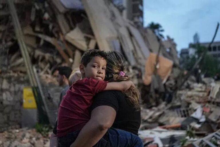 Los testimonios de la tragedia en Venezuela: del «no te vayas, amor» al bebé que salió gateando entre los escombros