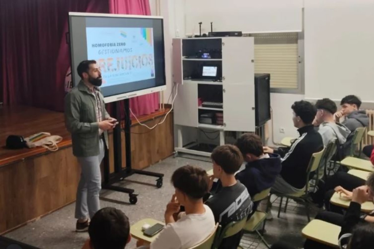RTVE se presta a dar publicidad al proyecto educativo «Mariconízate», destinado a «sacar del armario» a niños de secundaria andaluces