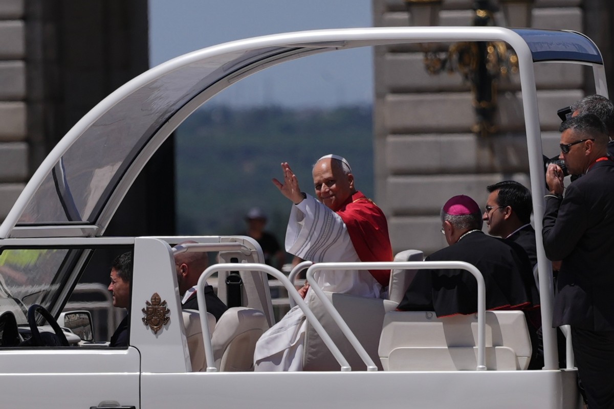 Miles de personas reciben a León XIV en su recorrido en el papamóvil por las calles de Madrid: «¡Viva el Papa!»