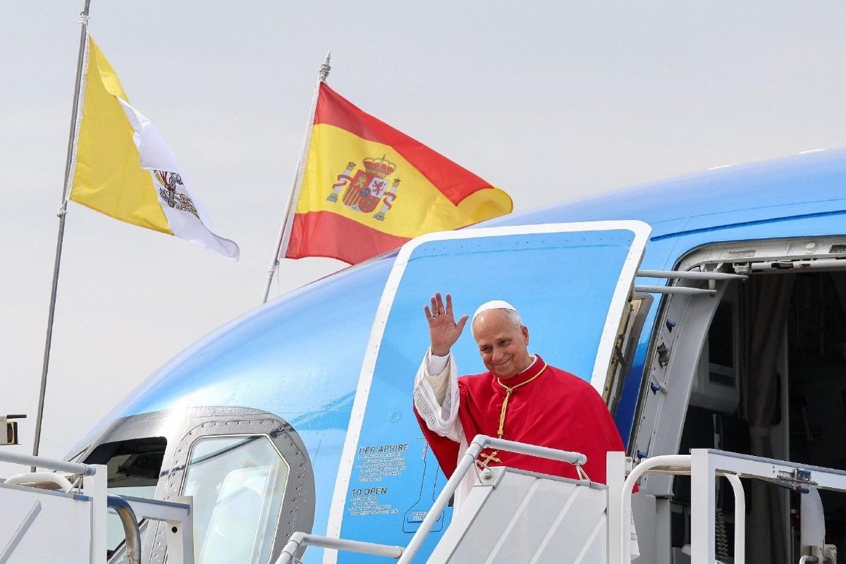 La confesión «madridista» de León XIV en el vuelo hacia España: «El Papa es de todos, pero Robert Prevost es del Real Madrid»