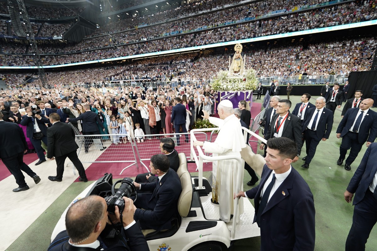 Unas 80.000 personas arropan al Papa en el Santiago Bernabéu en el acto con la Iglesia diocesana: «Nada os turbe, nada os espante»