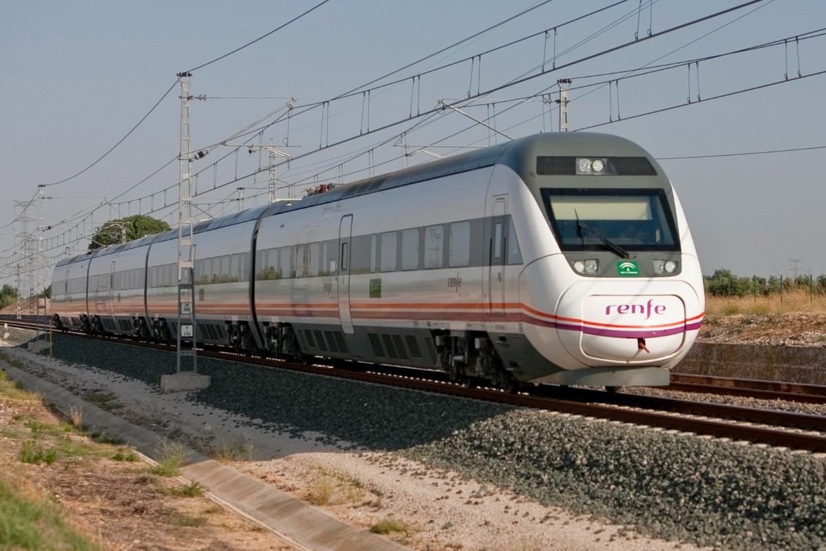 Sigue el desastre en los trenes: se interrumpe la circulación entre Huelva y Sevilla por «falta de tensión en la catenaria»