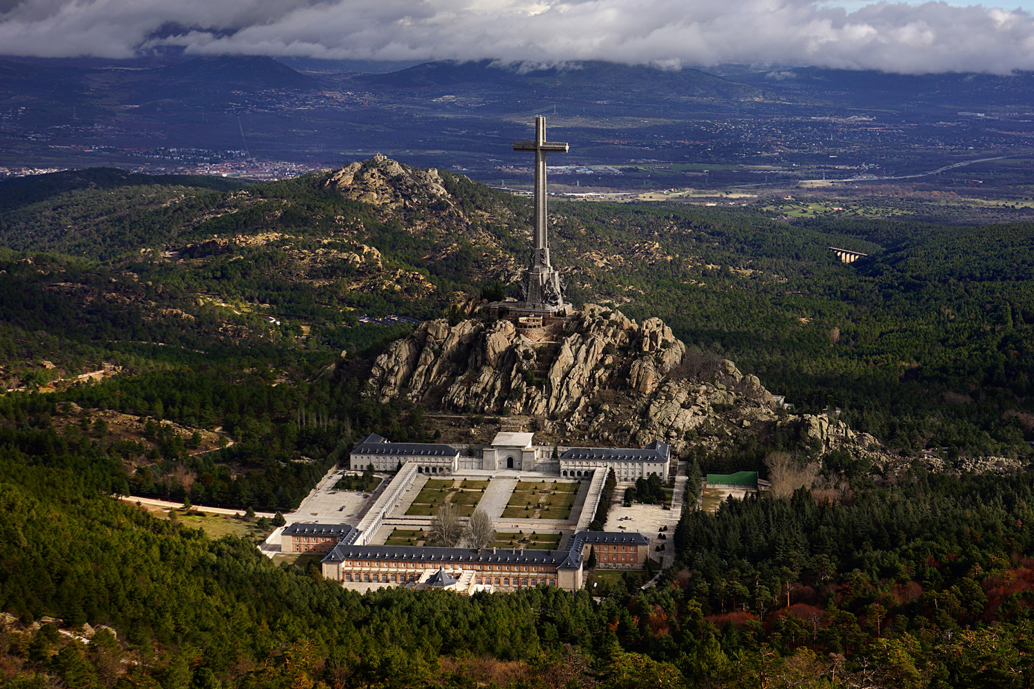 Un grupo de profesores, historiadores y juristas presenta un documento para que el Papa León XIV proteja el Valle de los Caídos