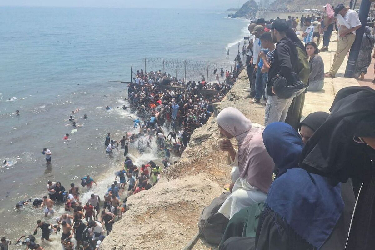 Policías cifran en más de 20.000 los inmigrantes ilegales que han entrado en Ceuta sólo durante la invasión de este jueves