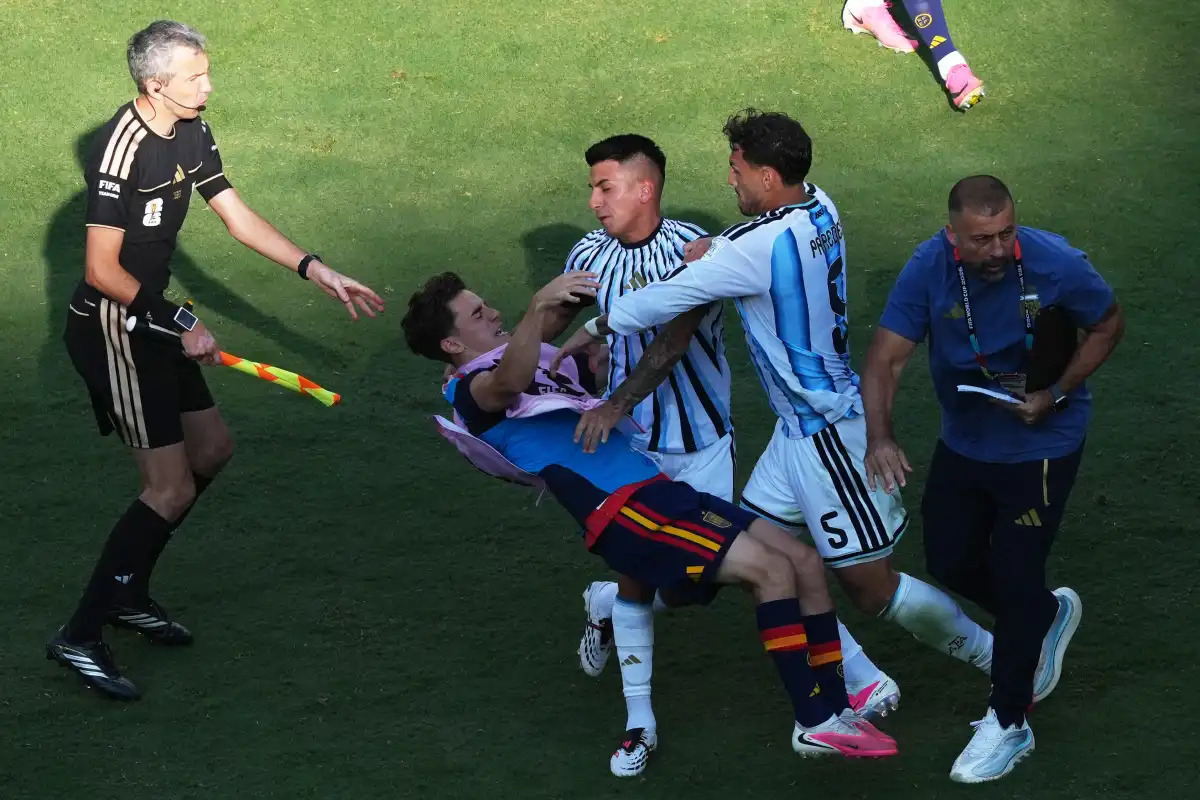 La FIFA anuncia una investigación contra la selección de Argentina por su comportamiento violento tras perder la final contra España