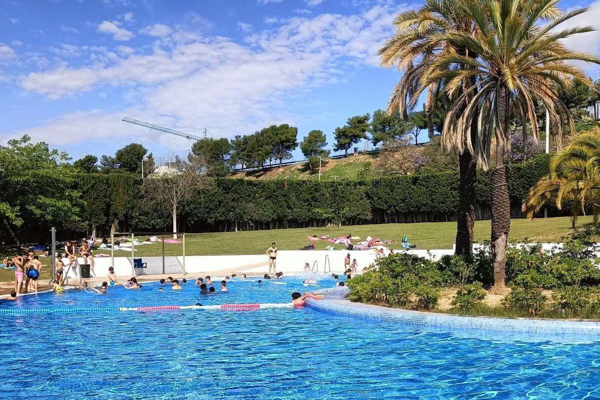 Detenidos dos inmigrantes marroquíes por hacer tocamientos a dos menores en una piscina en Hospitalet de Llobregat