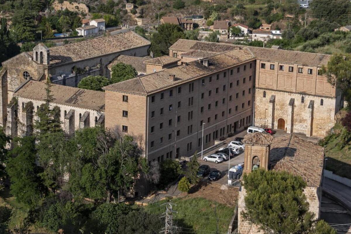 El Gobierno de la socialista Chivite expulsa a los ancianos de una residencia del siglo XIII para meter a un grupo de menas