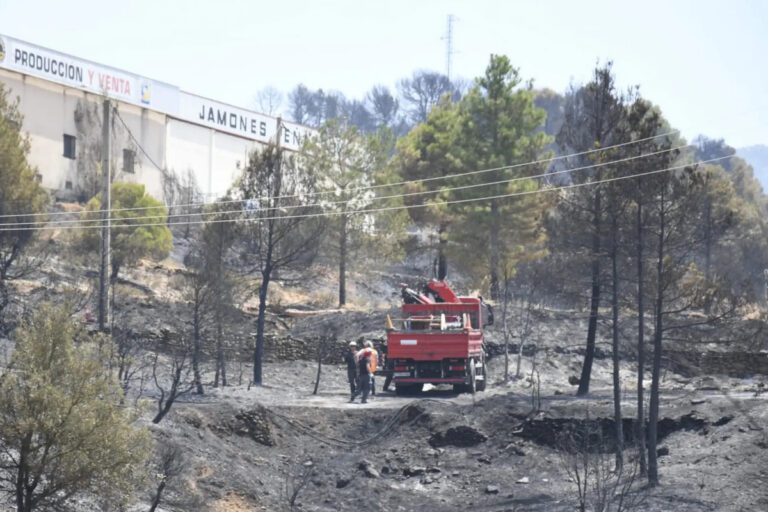 Un megaproyecto de renovables rechazado en 2025 por impacto ambiental reactiva su tramitación mientras los incendios calcinan las zonas de Teruel que lo frenaron
