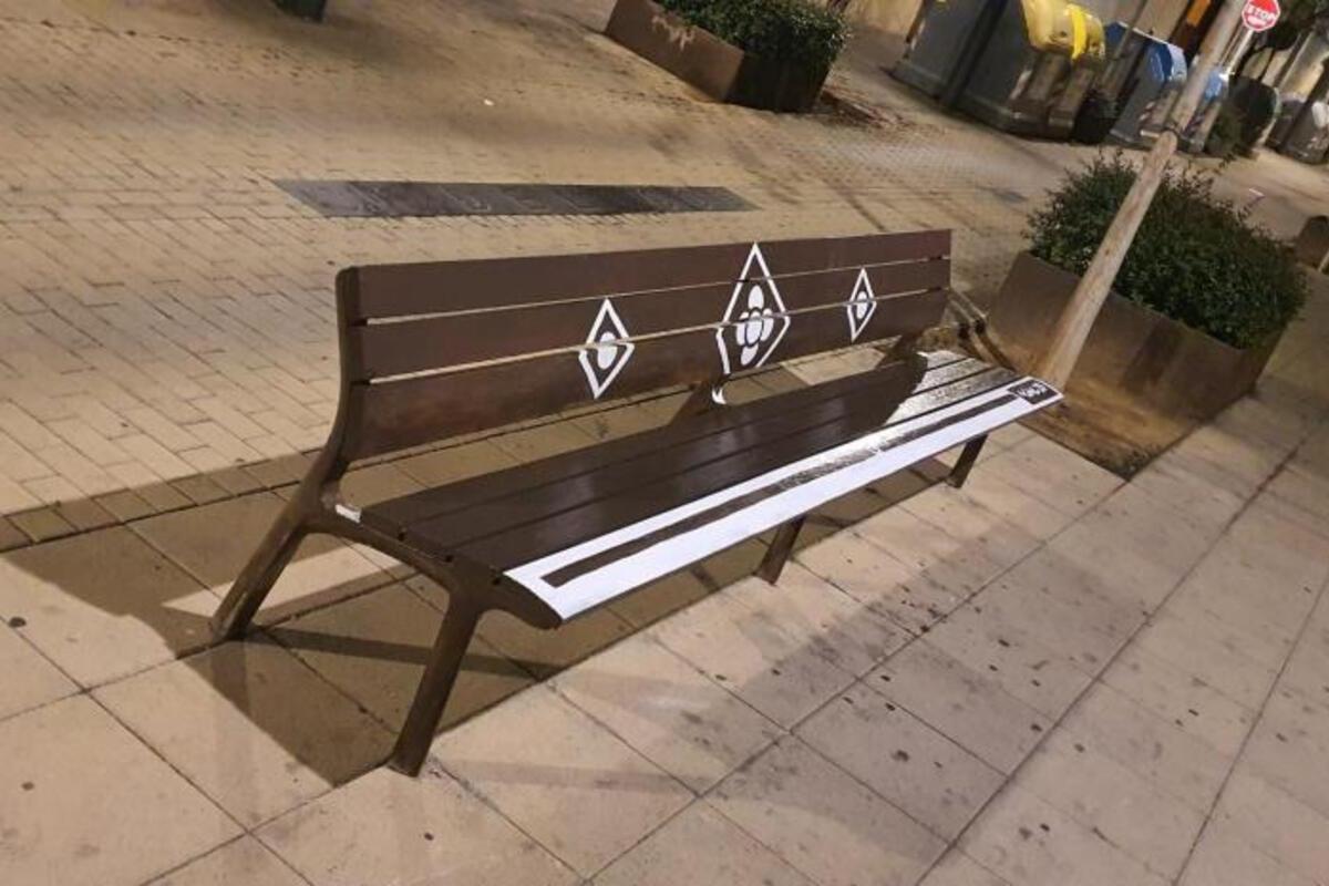 El Ayuntamiento de Mataró multa con 1.700 euros a un vecino que arregló una calle de su bolsillo plantando cinco árboles y rehabilitando dos bancos