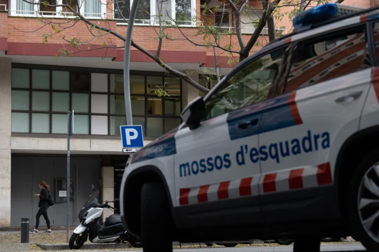 Detenidos cinco inmigrantes asiáticos en Cataluña que ofrecían trabajo a mujeres a través de internet y las obligaban a prostituirse