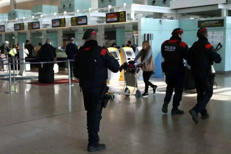 Detenido un inmigrante dominicano por soltar una mochila y gritar «Allahu Akbar» en el Aeropuerto de Barcelona