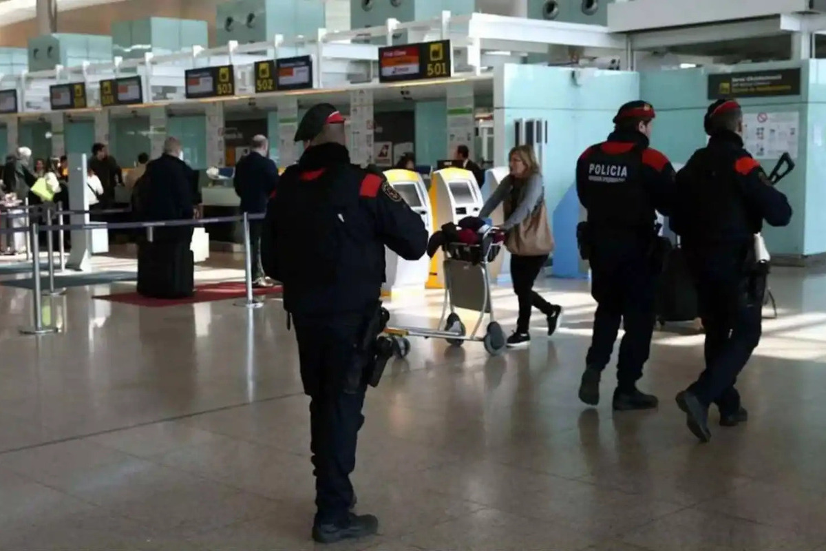 Detenido un inmigrante dominicano por soltar una mochila y gritar «Allahu Akbar» en el Aeropuerto de Barcelona
