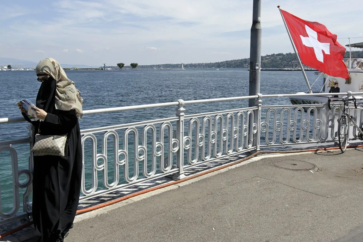 Una mujer musulmana es multada en Suiza por llevar burka con 109 euros, recurre alegando «islamofobia» y su sanción asciende a 1.085 euros