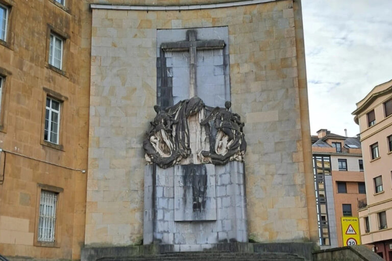 La Justicia suspende cautelarmente la orden del PSOE de retirar el monumento en Gijón a los Héroes del Simancas de la Guerra Civil