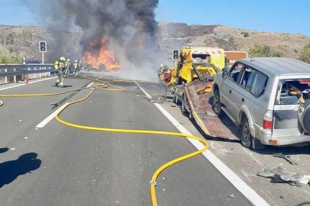 Las consecuencias de eliminar los triángulos de emergencia: un camión cisterna arrasa un coche averiado, una grúa, un taxi y mata a dos personas