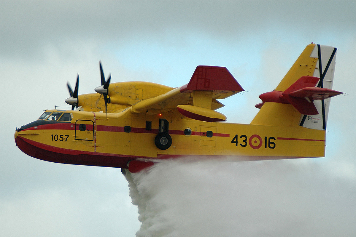 El Gobierno agravó la falta de aviones antiincendios vendiendo cuatro en una subasta que ahora luchan contra el fuego en Portugal