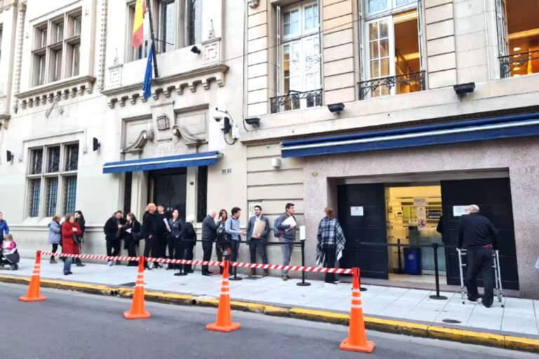 La «ley de nietos» dispara el censo exterior en pueblos de la España vaciada: Celanova suma 3.372 electores en tres años