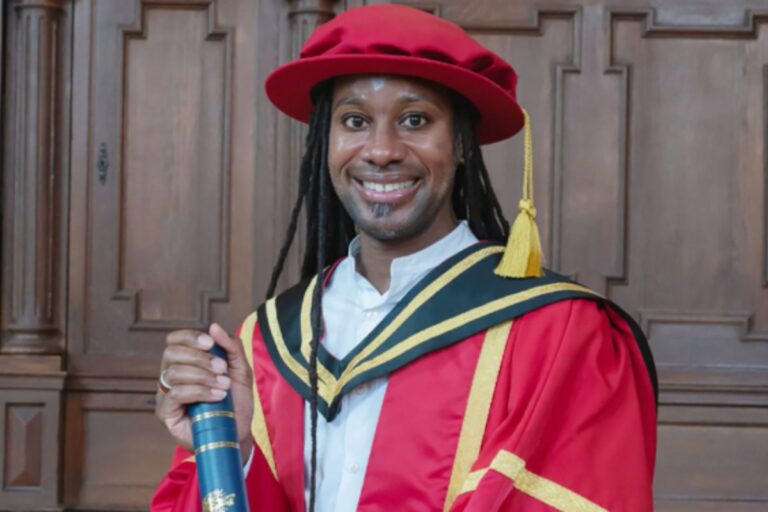 El catedrático negro más joven de Cambridge, encumbrado como símbolo de la diversidad, bajo sospecha por 188 coincidencias en su tesis