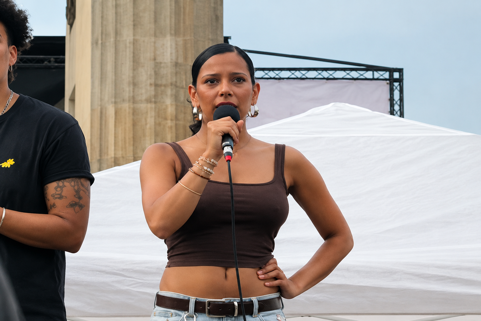 Una activista LGTBI pide en una vigilia por las víctimas del desfile del Orgullo de Berlín que el atacante no fuese musulmán, sino «blanco y cristiano»