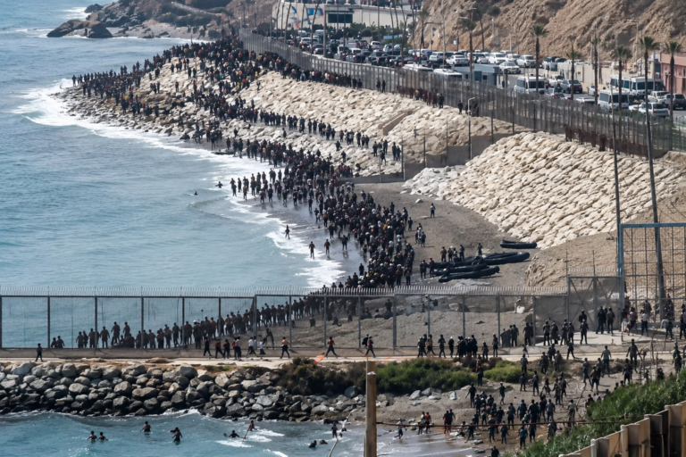 La Audiencia Nacional pide a la Policía que investigue la invasión de Ceuta por si se trata de una «acción concertada»