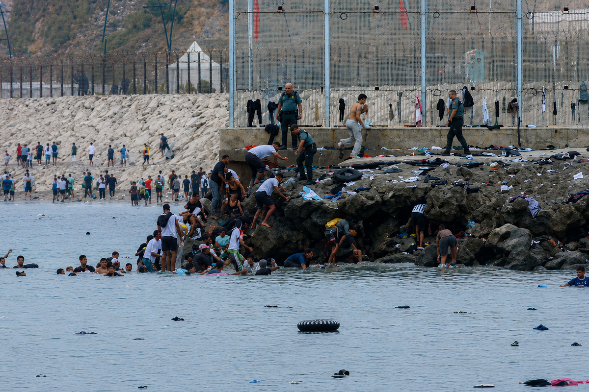 Alerta en Ceuta: miles de marroquíes siguen entrando por el espigón del Tarajal a primera hora de la mañana con la permisividad del Gobierno