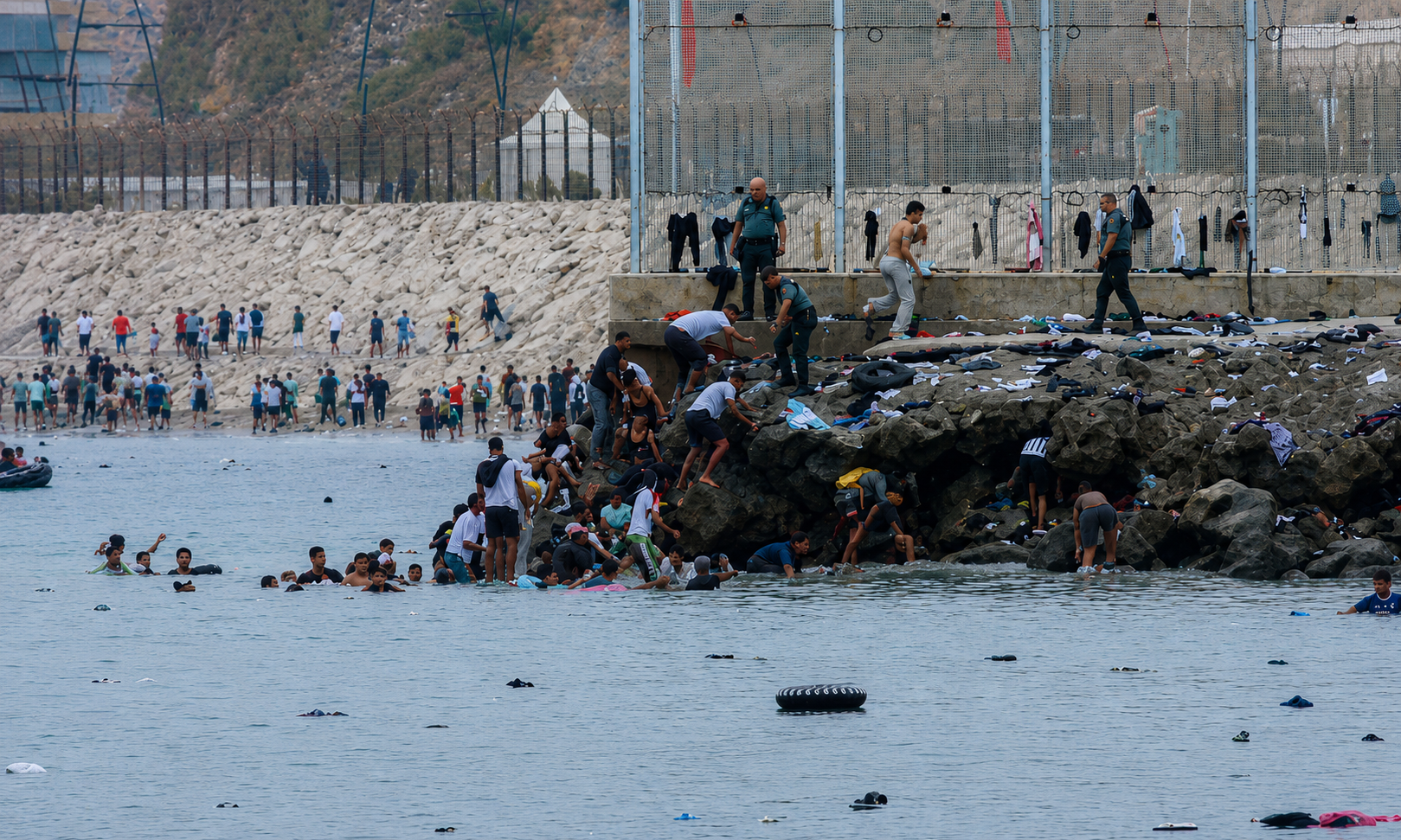 Alerta en Ceuta: miles de marroquíes siguen entrando por el espigón del Tarajal a primera hora de la mañana con la permisividad del Gobierno