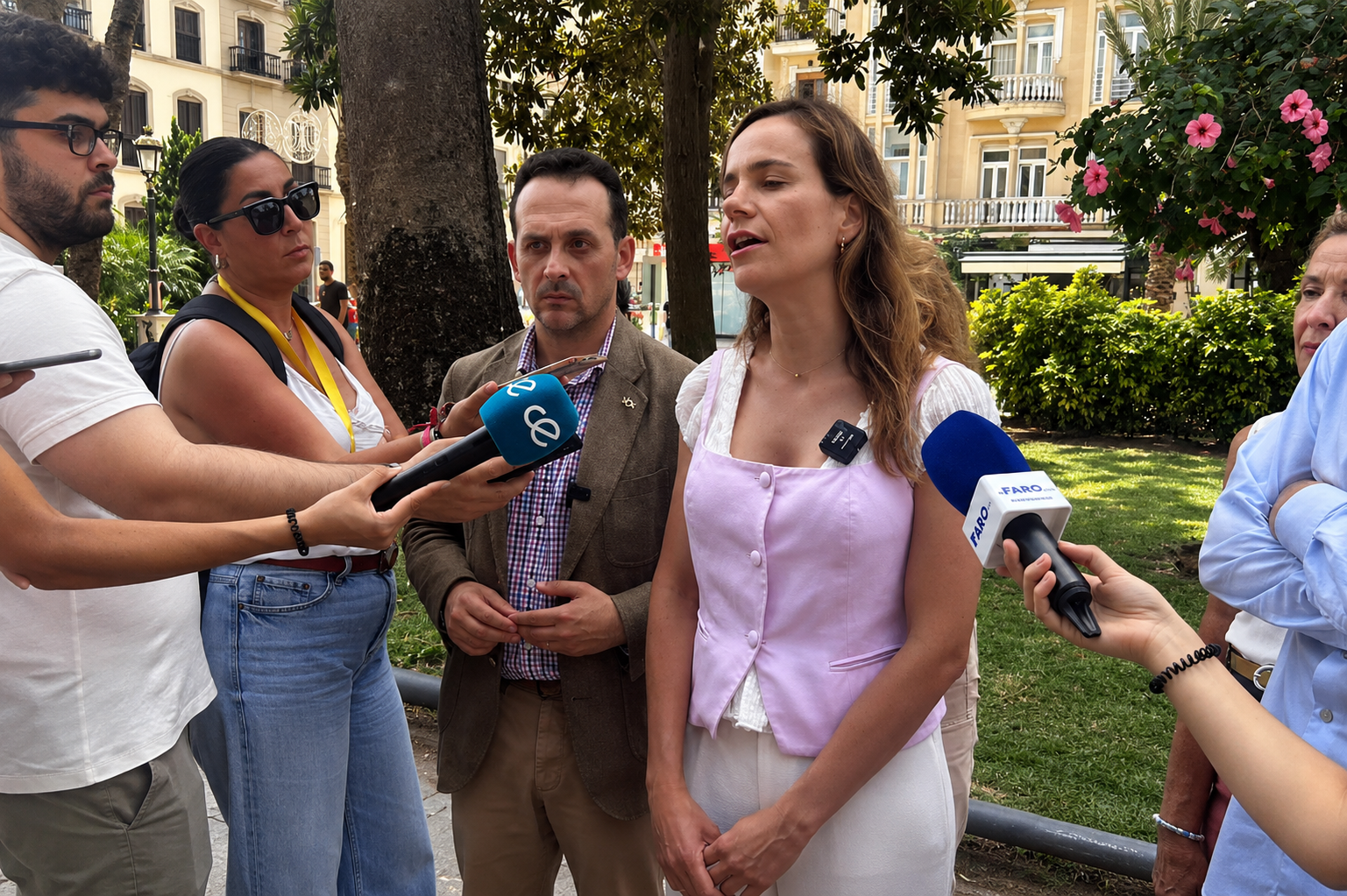 VOX denuncia desde Ceuta una «verdadera invasión», exige el cierre de la frontera y la expulsión de los inmigrantes ilegales y acusa a Sánchez de «traición»