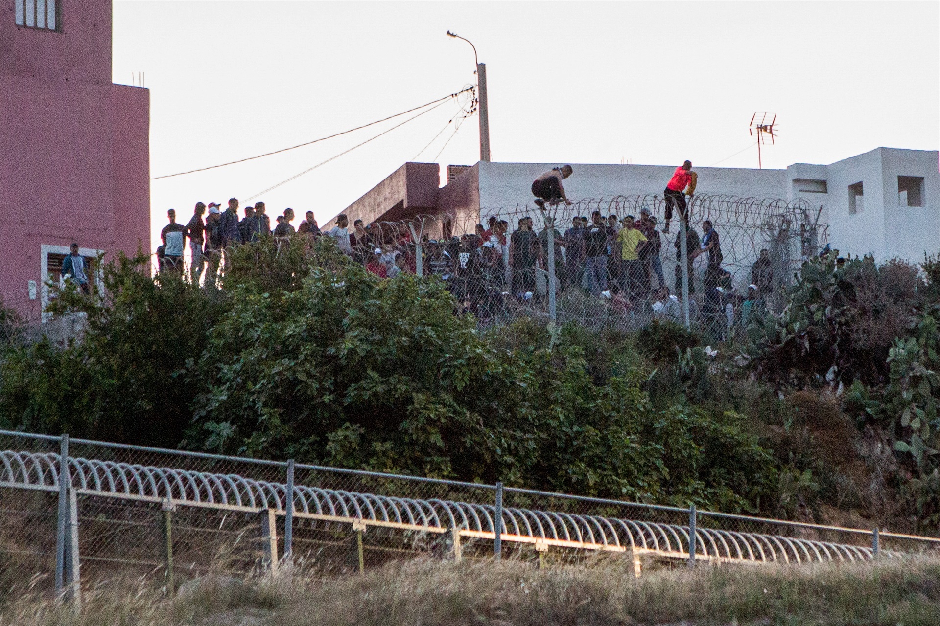 Un informe de CEU Cefas alerta de las «violaciones de fronteras» y las «ambiciones expansivas» de Marruecos en España: pronto serán mayoría en Ceuta y Melilla