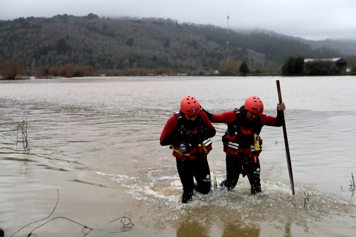 Un fuerte temporal que azota a Chile desde la semana pasada ya deja al menos 13 muertos y más de 60.000 personas aisladas