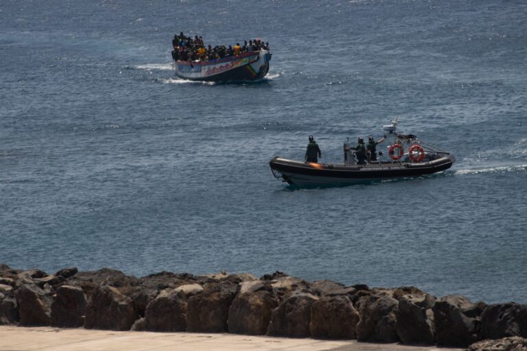 La Guardia Civil intercepta en sólo 24 horas seis pateras con 52 inmigrantes, incluidos 12 menores, en distintos puntos de las costas de Murcia