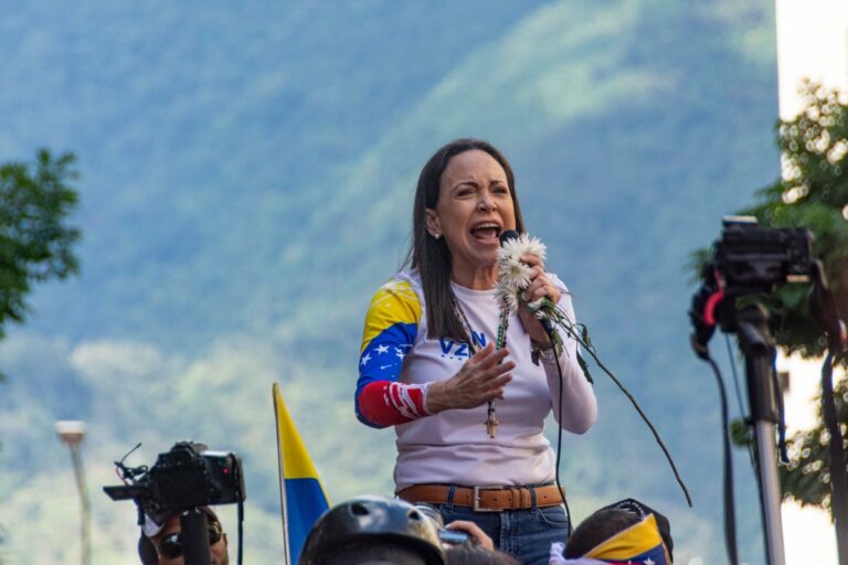 María Corina Machado lanza un mensaje de apoyo a los venezolanos tras un mes del doble terremoto: «Yo estoy ahí, con cada uno de ustedes»