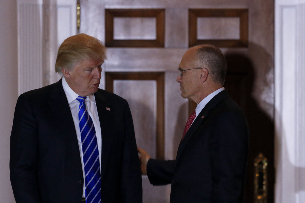 El embajador de Trump ante la UE acusa a Bruselas de asfixiar el crecimiento con su maraña regulatoria: «Las empresas se van donde es más fácil fabricar y crecer»