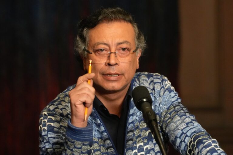 El izquierdista Gustavo Petro, denunciado por peculado y tráfico de influencias ante el Congreso de Colombia