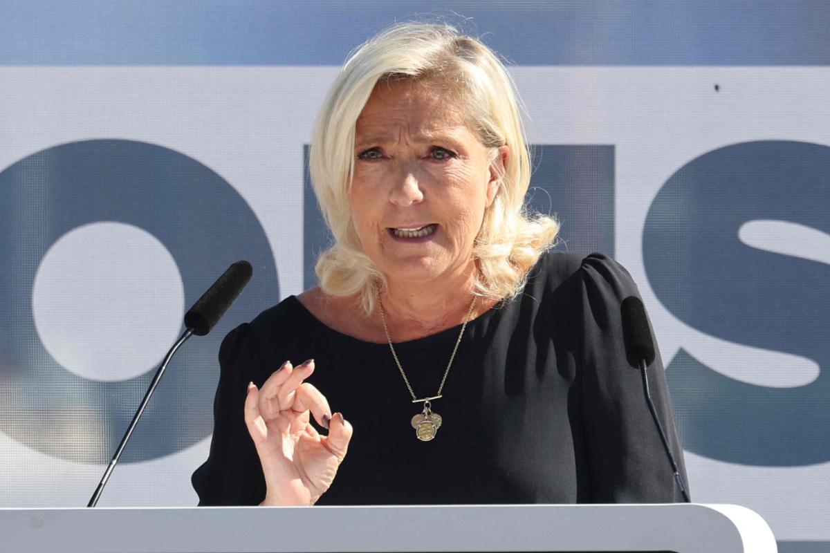 Le Pen lidera la carrera al Elíseo y derrotaría a cualquier rival en segunda vuelta, según un sondeo