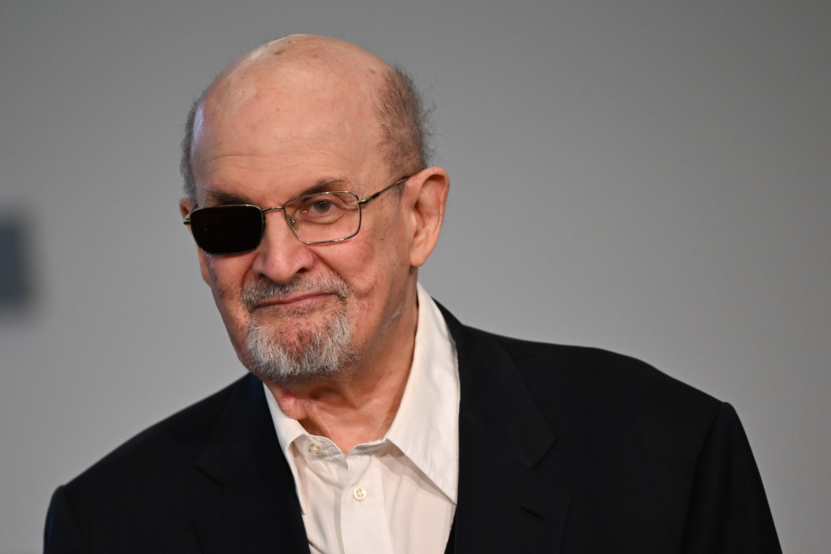 La Justicia de EEUU declara culpable de terrorismo al agresor del escritor británico Salman Rushdie