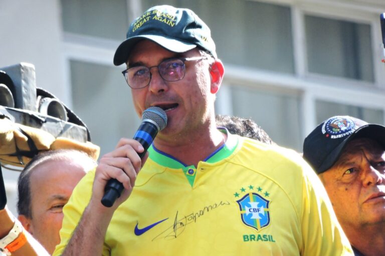 El partido de Lula da Silva impulsa sanciones contra el patriota Flávio Bolsonaro por denunciar irregularidades del sistema electoral brasileño