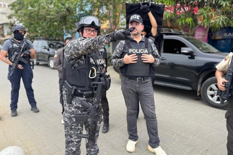 El ministro del Interior de Ecuador sufre un atentado durante un operativo antidrogas en el norte del país: «Nos recibieron a balas»
