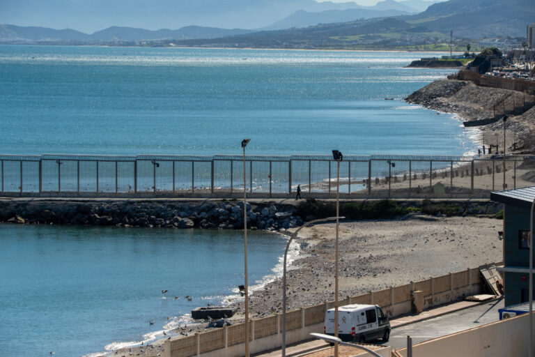 Golpe judicial al control fronterizo: el Supremo impide rechazar en frontera a los inmigrantes entran a nado en Ceuta y Melilla