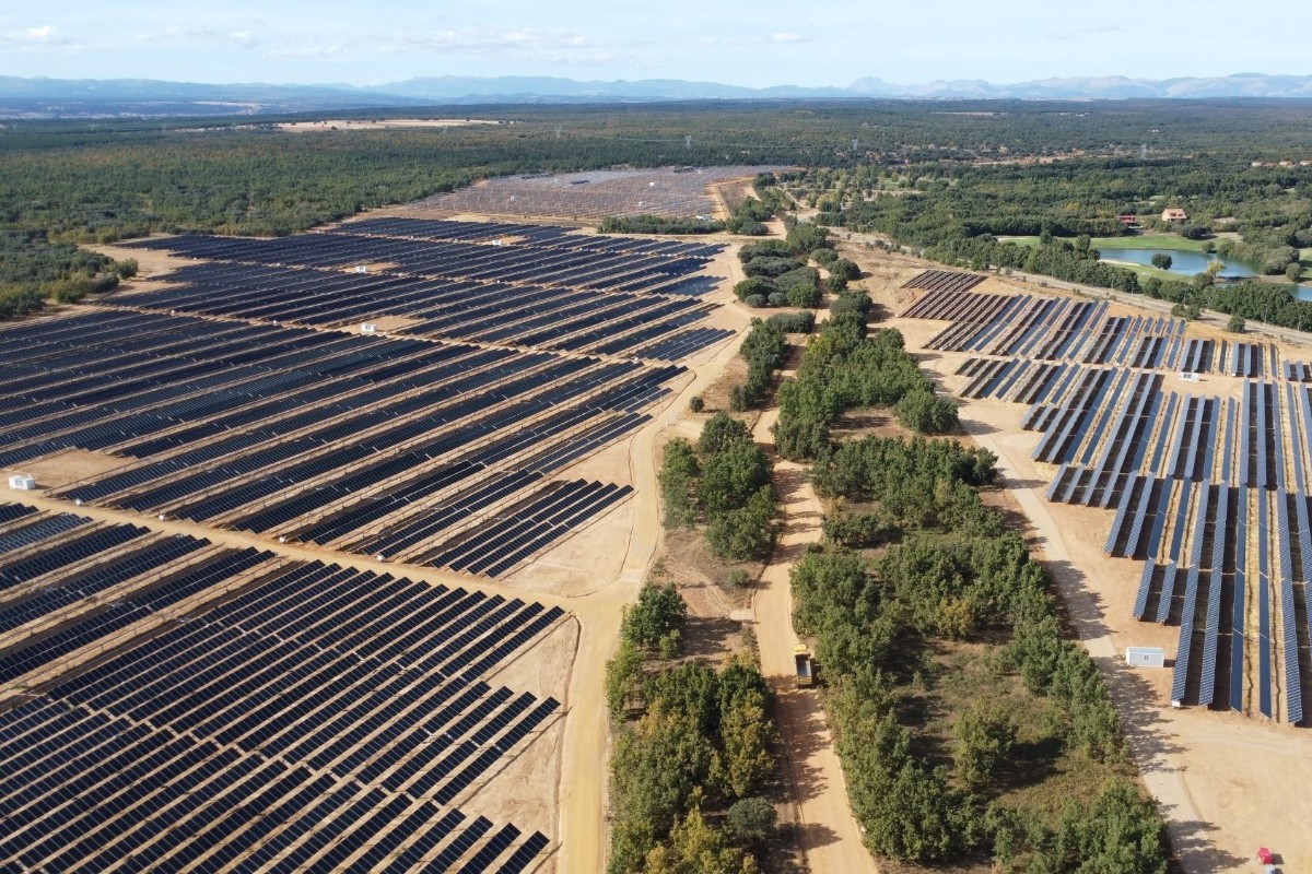 La burbuja de las renovables estalla en España: más de 2.000 millones en deuda reestructurada y cientos de horas con precios negativos