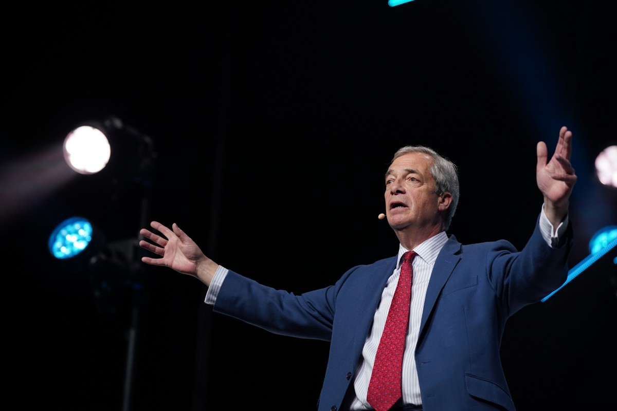 El soberanista británico Nigel Farage renuncia a su escaño en la Cámara de los Comunes para forzar una elección y blindar su liderazgo